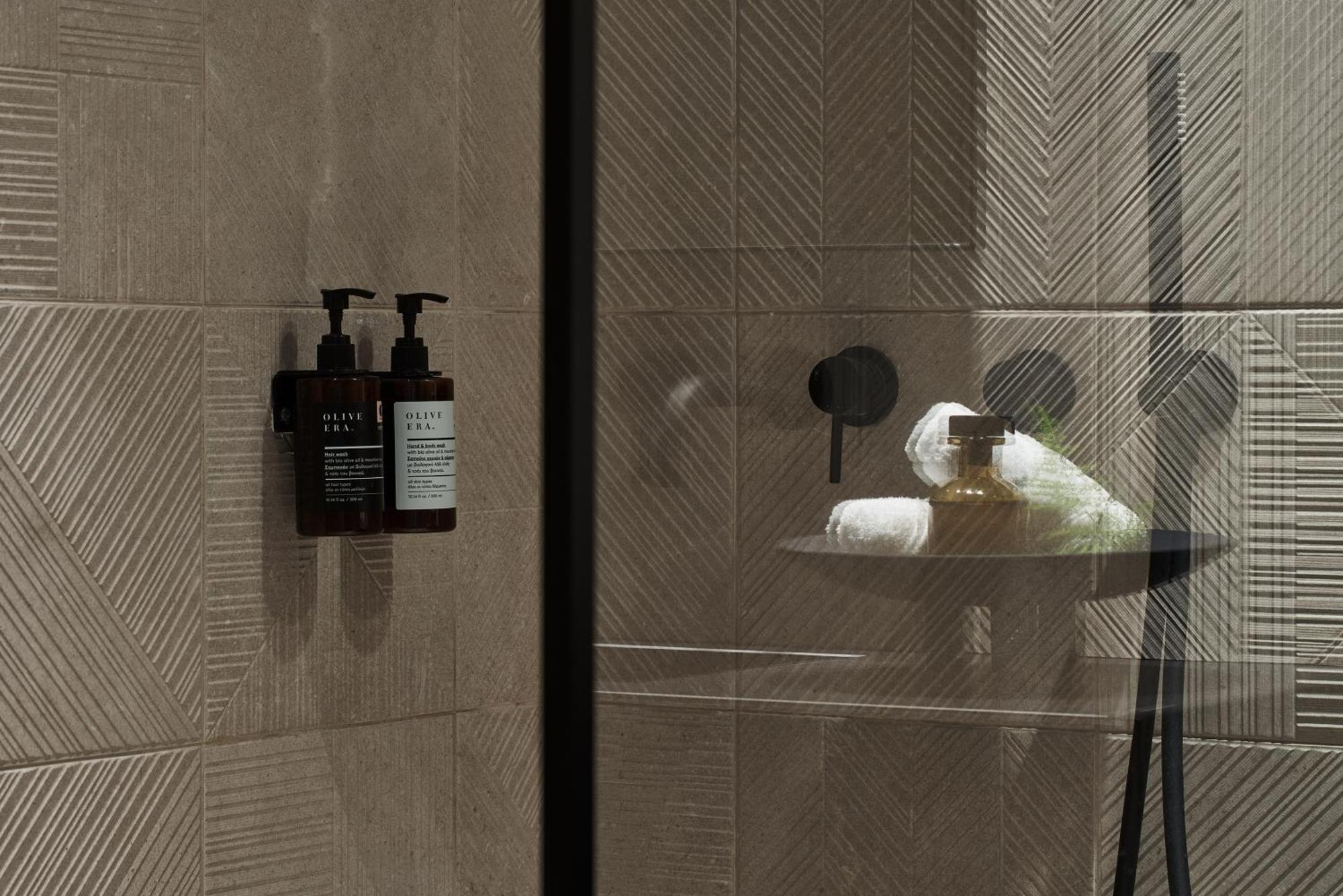 Hotel The Newel Psychiko à Athènes Extérieur photo A shower with soap and shampoo dispensers